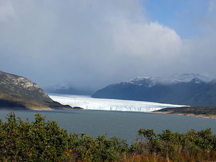 Au loin le glacier Périto Moreno 