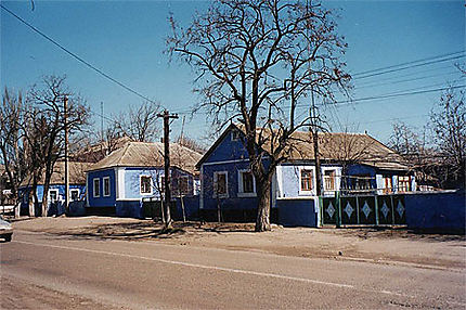 Petit village d'Ukraine, aux maisons bleues