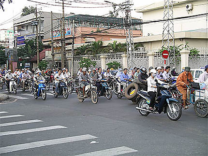 Nuée de 2 roues sur ue avenue de Ho Chi Minh