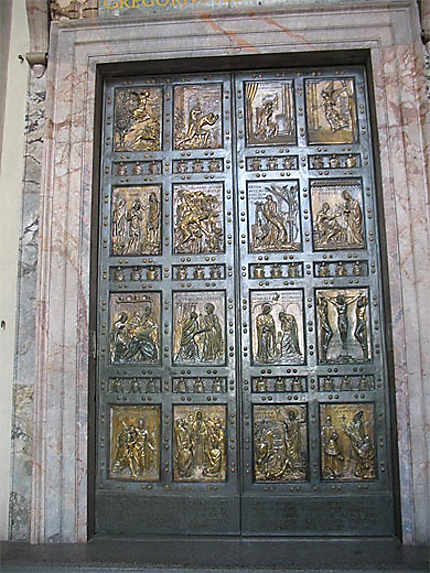 Porte Sainte Basilique St Pierre
