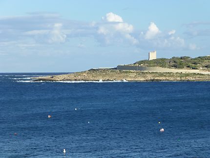 Déferlantes près de la tour à Qawra, Malte