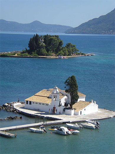 Ile de la souris Pontikonissi et église de Vlacherna Ile de la souris Pontikonissi et église de Vlacherna
