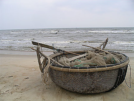 Frêle esquif sur le littoral de la mer de Chine