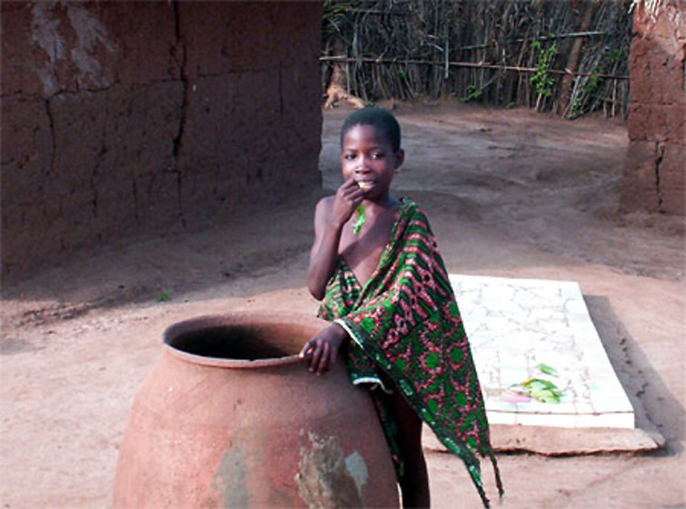 Enfant devant sa maison