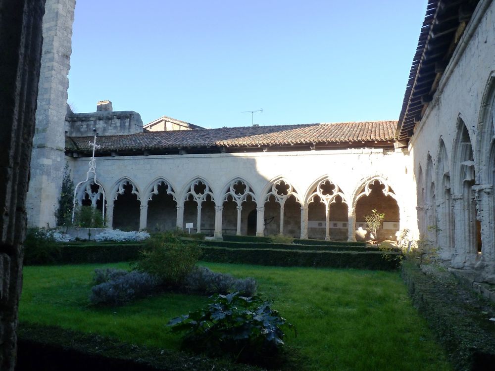 Cloître de la collégiale Saint Pierre