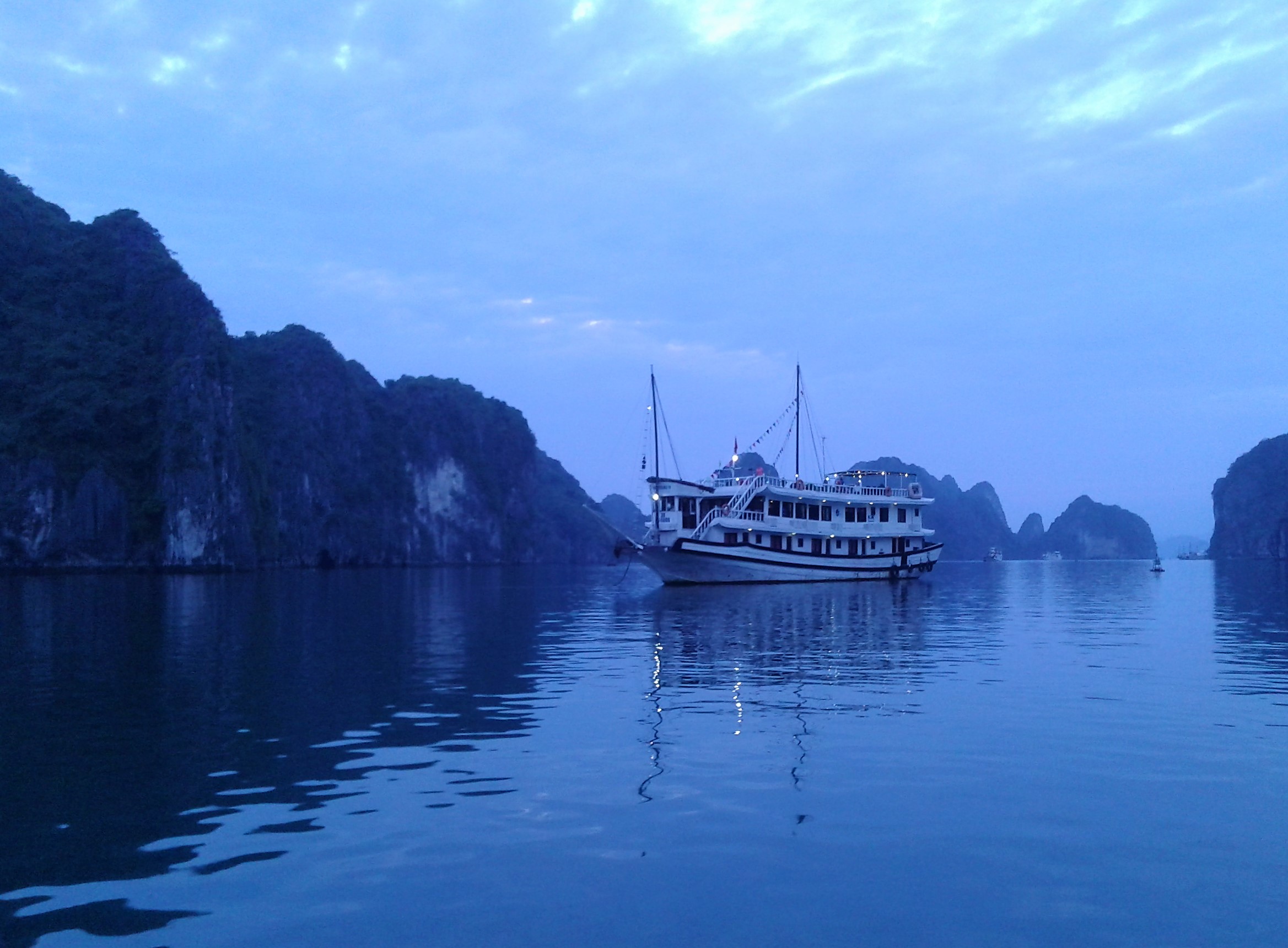 Nuit dans la Baie d'Ha Long Nuit dans la Baie d'Ha Long