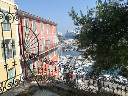 Vue sur le port de Bastia depuis la vieille-ville