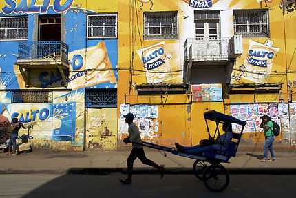 Vélo-pousse dans une rue d'Antsirabe