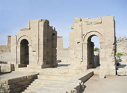 Porte de Dioclétien à l'arrière du temple de Philaé