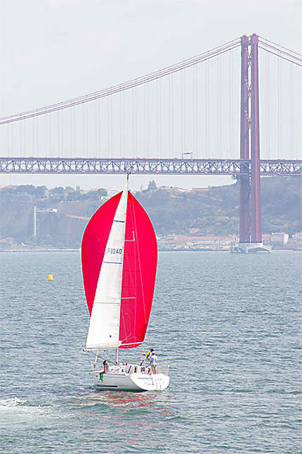 Lisbonne - Belém -  Le voilier rouge et blancs
