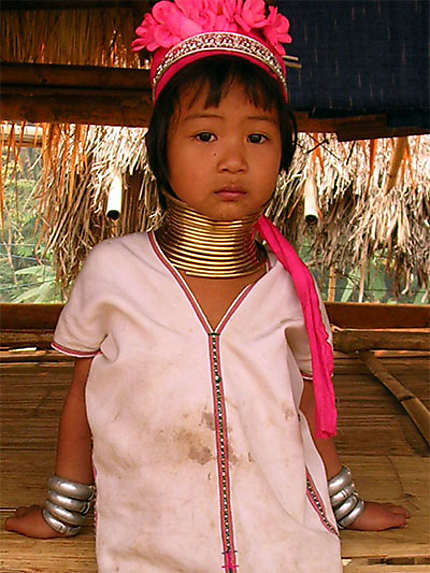 Petite fille de la Tribu Longnek
