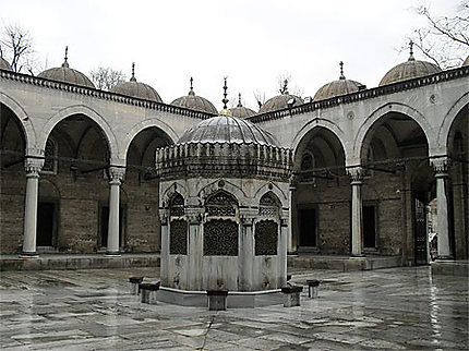 Yeni Valide Camii : cour intérieure
