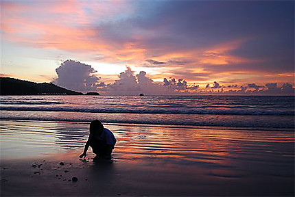 Jeune thaï jouant avec le sable