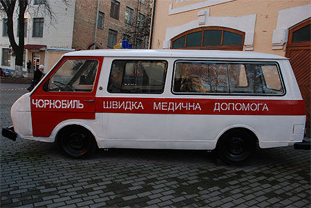 Ambulance utilisée à Tchernobyl (reproduction)