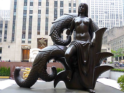 Statue devant Rockefeller Center