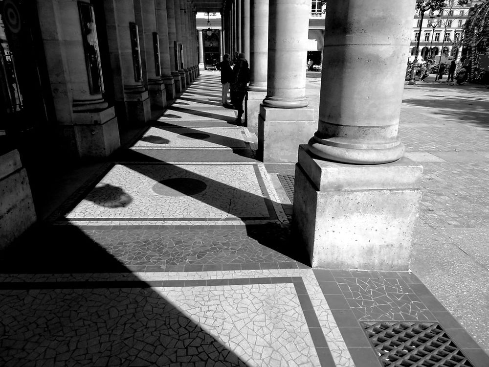 Sous les colonnes de la comédie Française