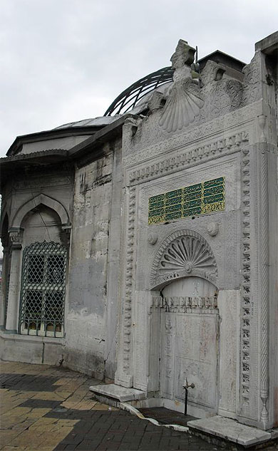 Yeni Valide Camii : fontaine aux ablutions Yeni Valide Camii : fontaine aux ablutions