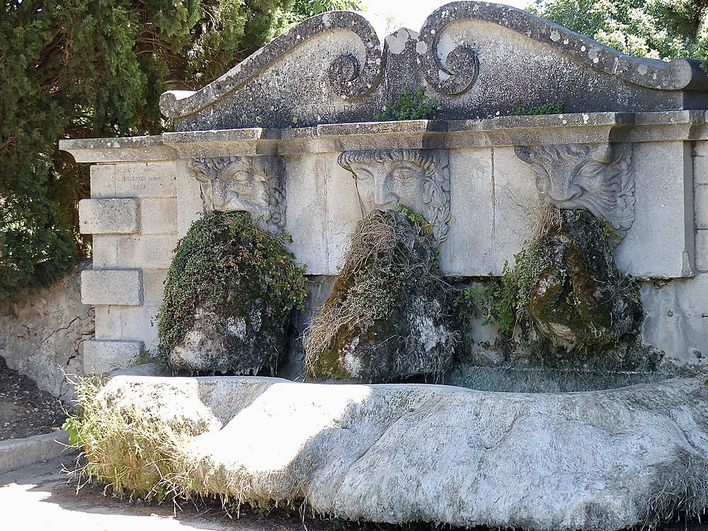 Fontaine aux trois masques 