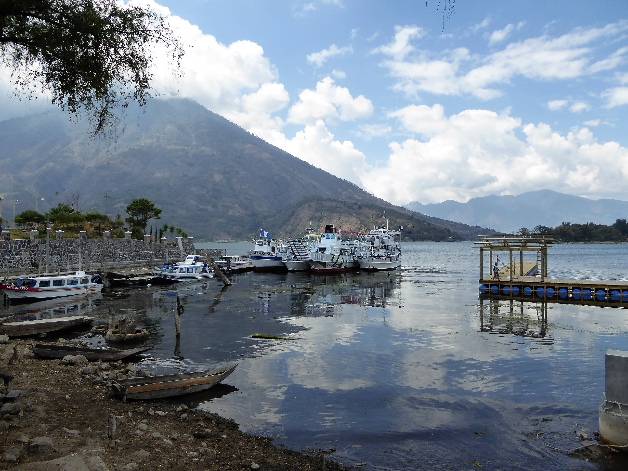 Quiétude trompeuse au lac Atitlán, Guatemala Quiétude trompeuse au lac Atitlán, Guatemala