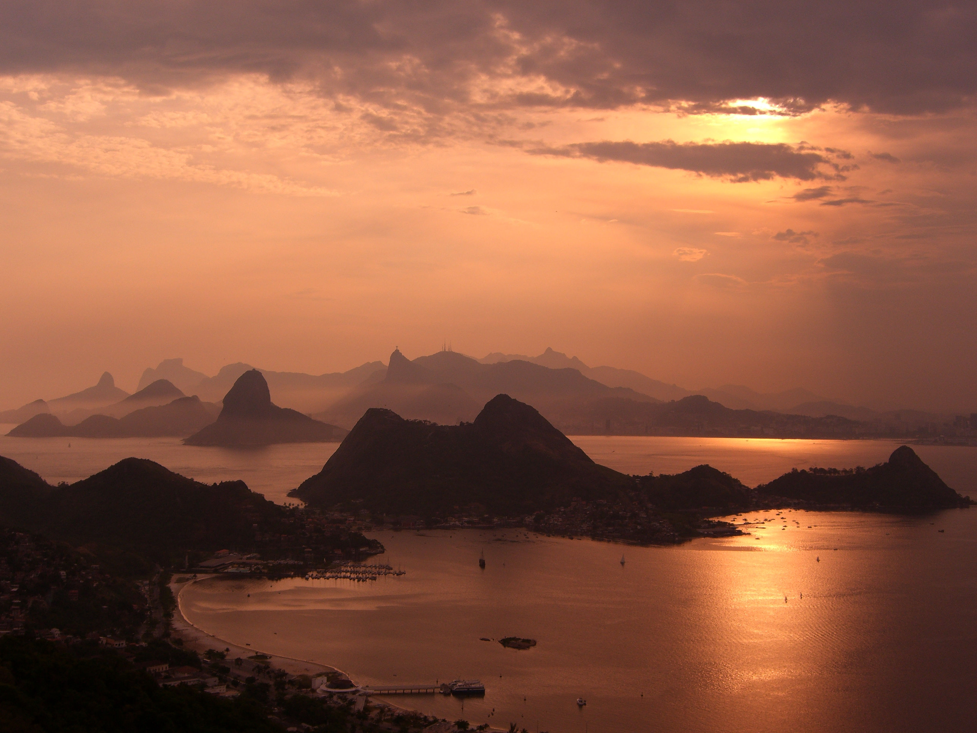 Crépuscule sur la baie de Rio