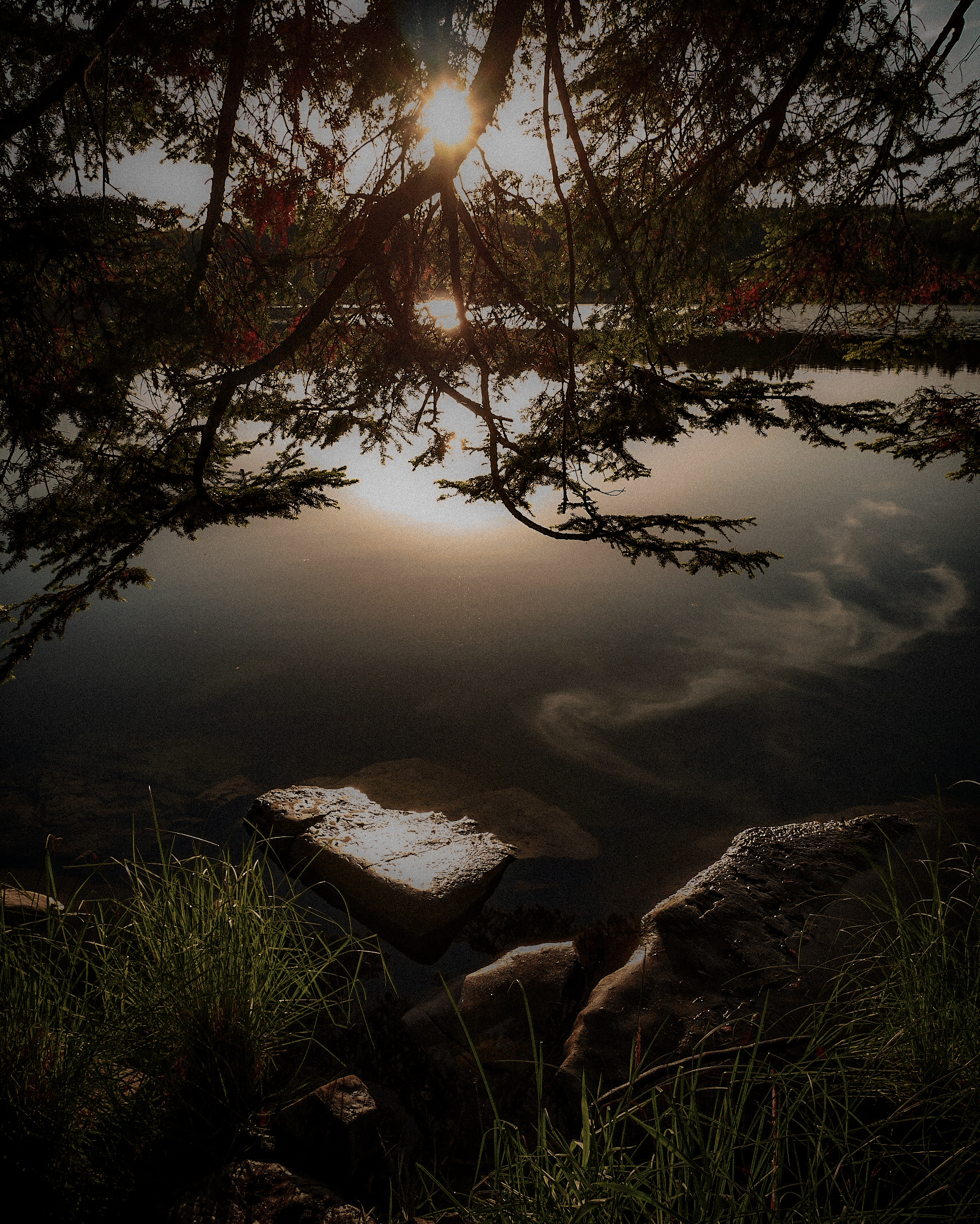 Le soleil se couche sur le lac de Bonlieu Le soleil se couche sur le lac de Bonlieu