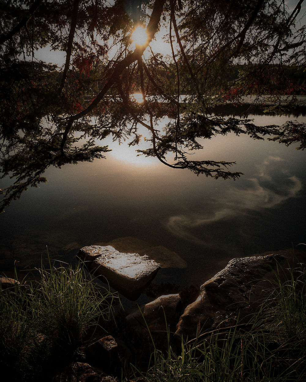 Le soleil se couche sur le lac de Bonlieu