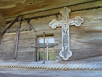Croix et église en bois à Copaseni