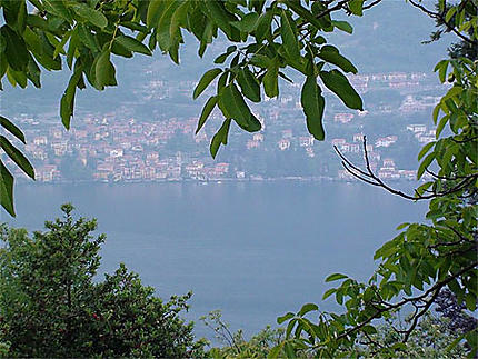 Coeur de verdure cachant le lac de Côme