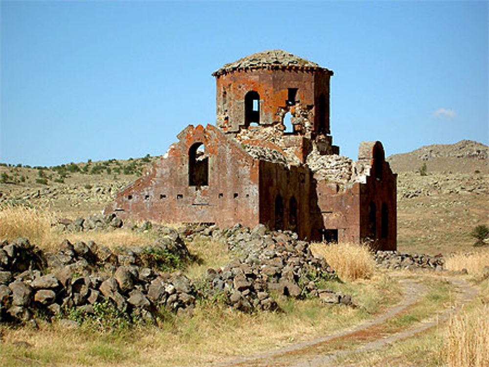 Eglise rouge près de Güselyurt