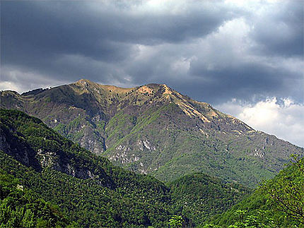 Montagnes au-dessus de Kanal