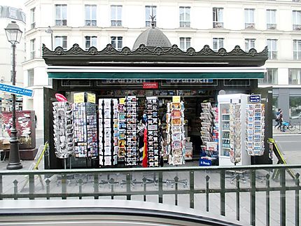 Kiosque à journaux parisien