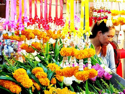 Vendeuse de fleurs (offrandes) à Pattaya