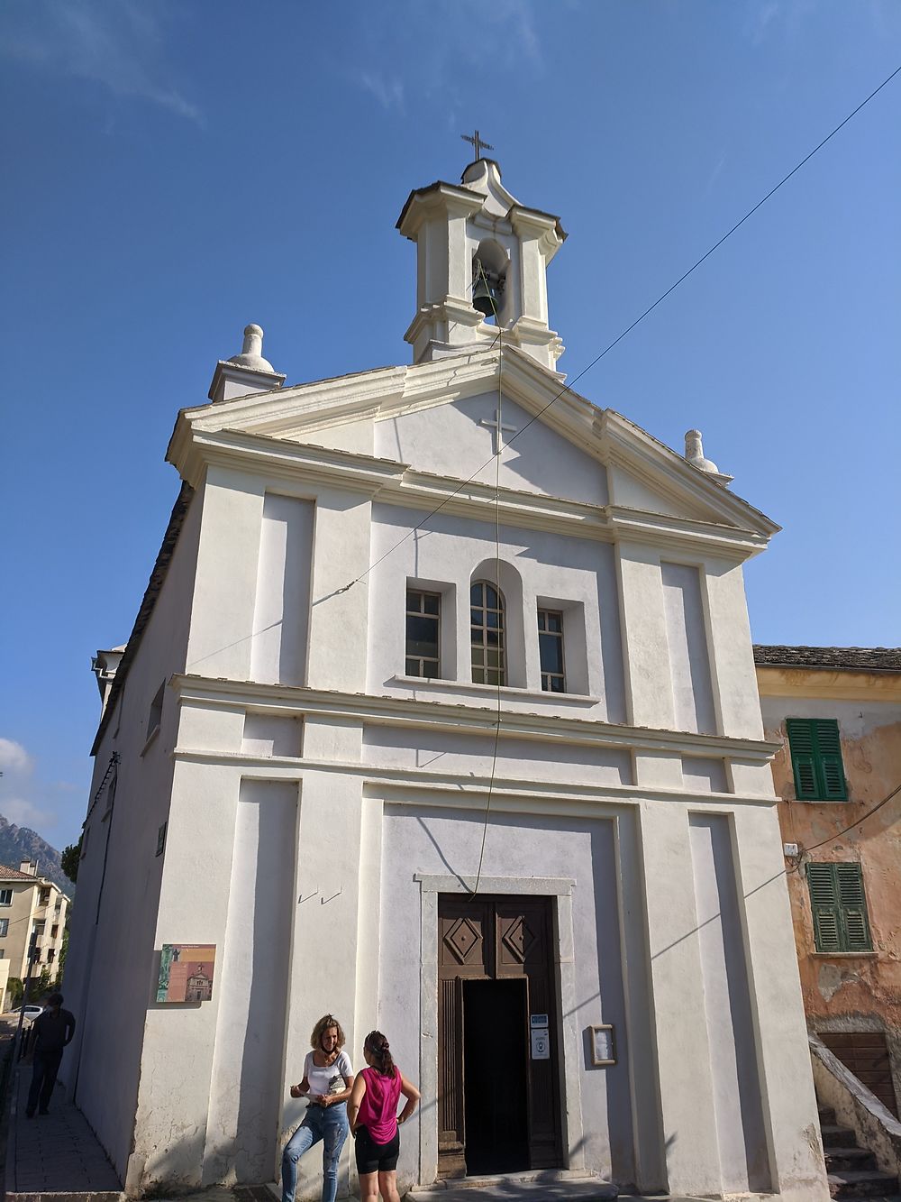 Façade blanche pour cette église