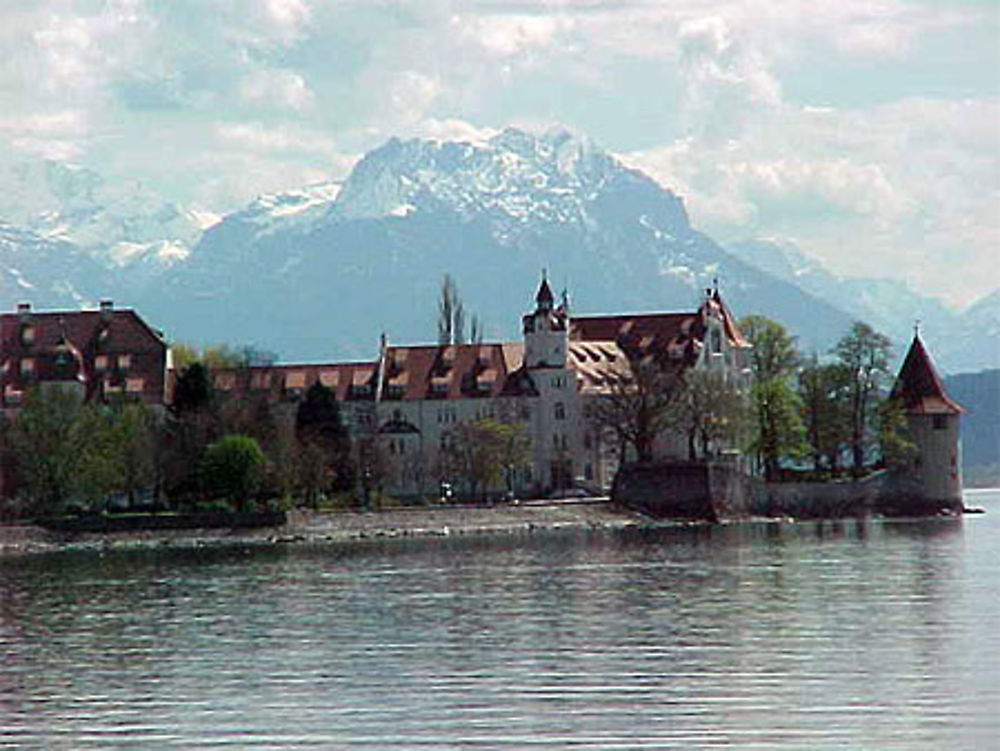 Wasserburg au premier plan, les montagnes suisses au second