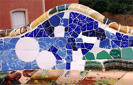 Le banc serpenté en mosaïque Le banc serpenté en mosaïque