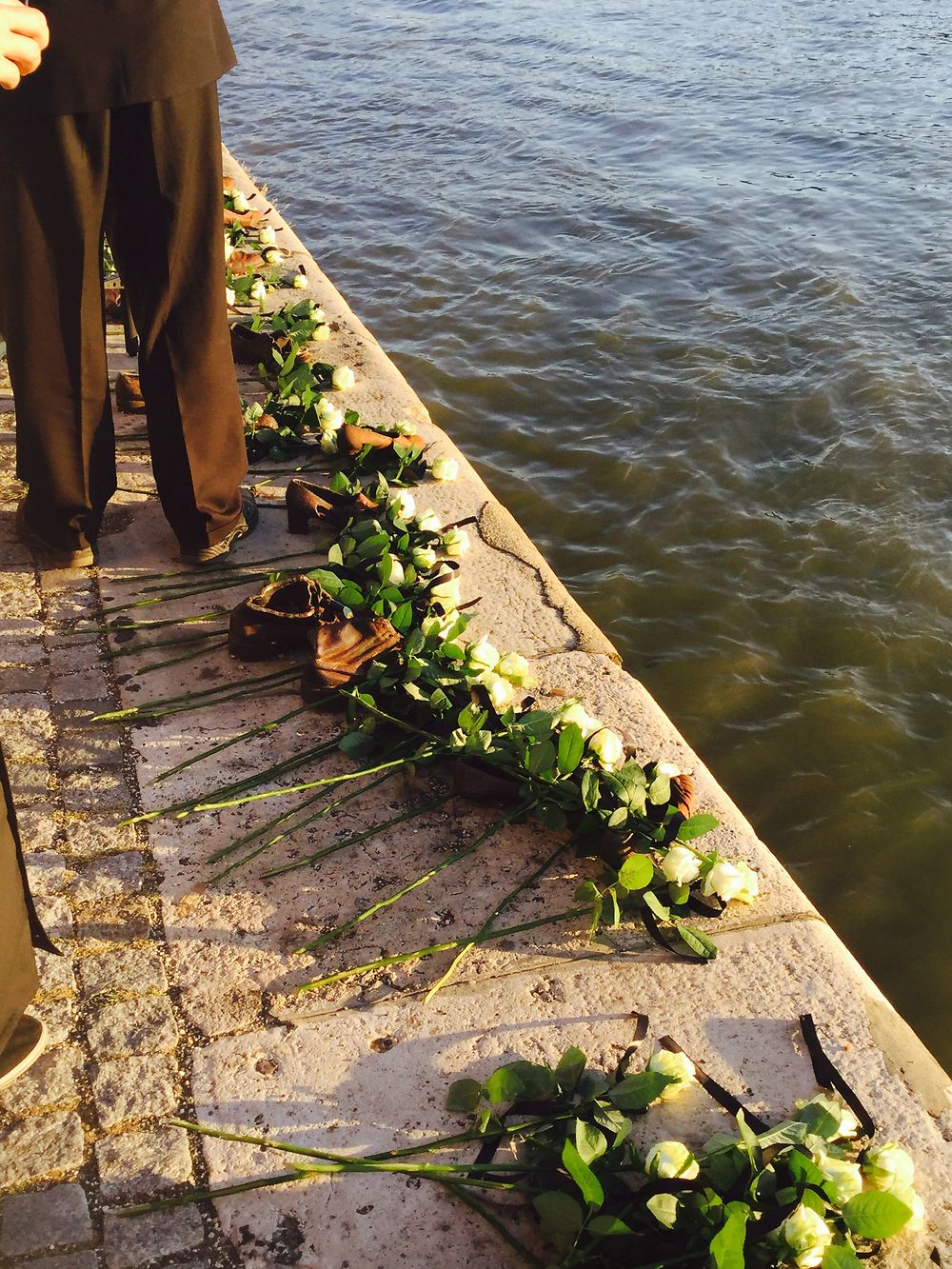 Cipök a dunàn: chaussures sur le bord du Danube 