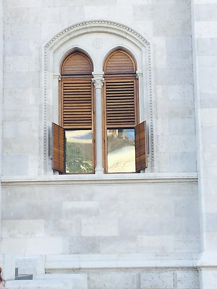 Fenêtres du Parlement derrière 
