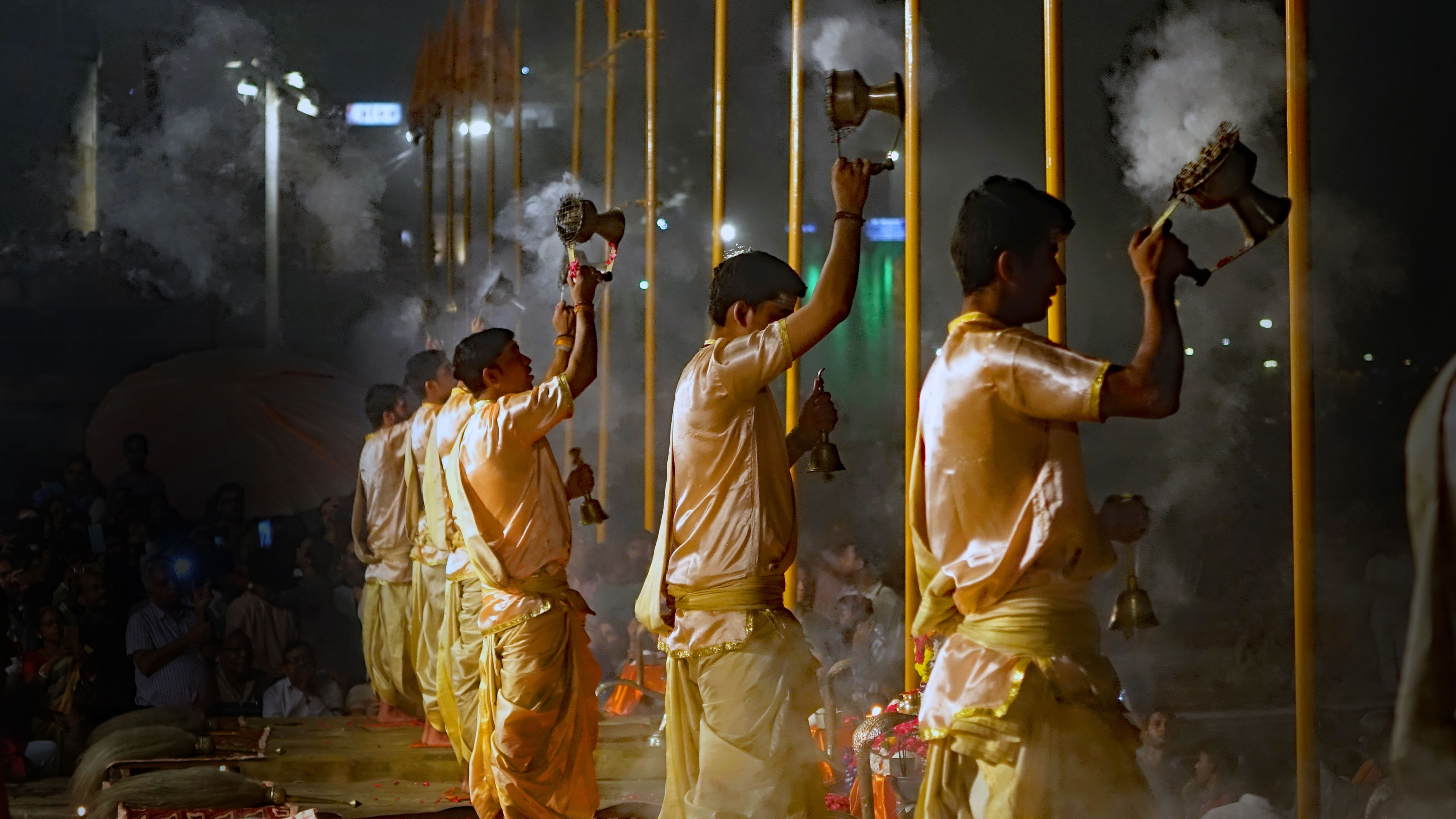 Varanasi en soirée, cérémonie de prière 