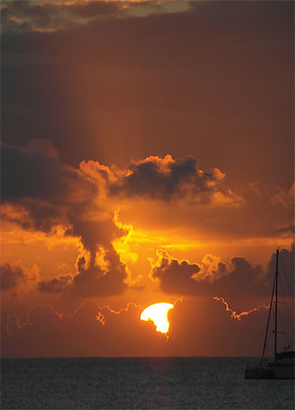 Coucher de soleil à Bora