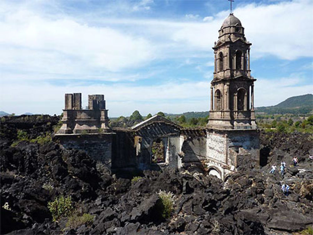 Église de San Juan émergeant des laves