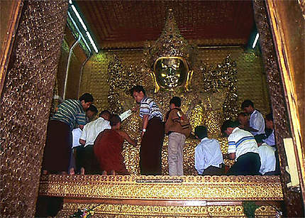 Bouddha recouvet d'or dans la pagode Mahamuni
