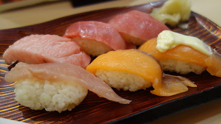 Dégustation de sushis différents thon et saumon