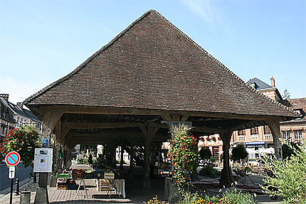 Le marché couvert à Lyons-la-Forêt