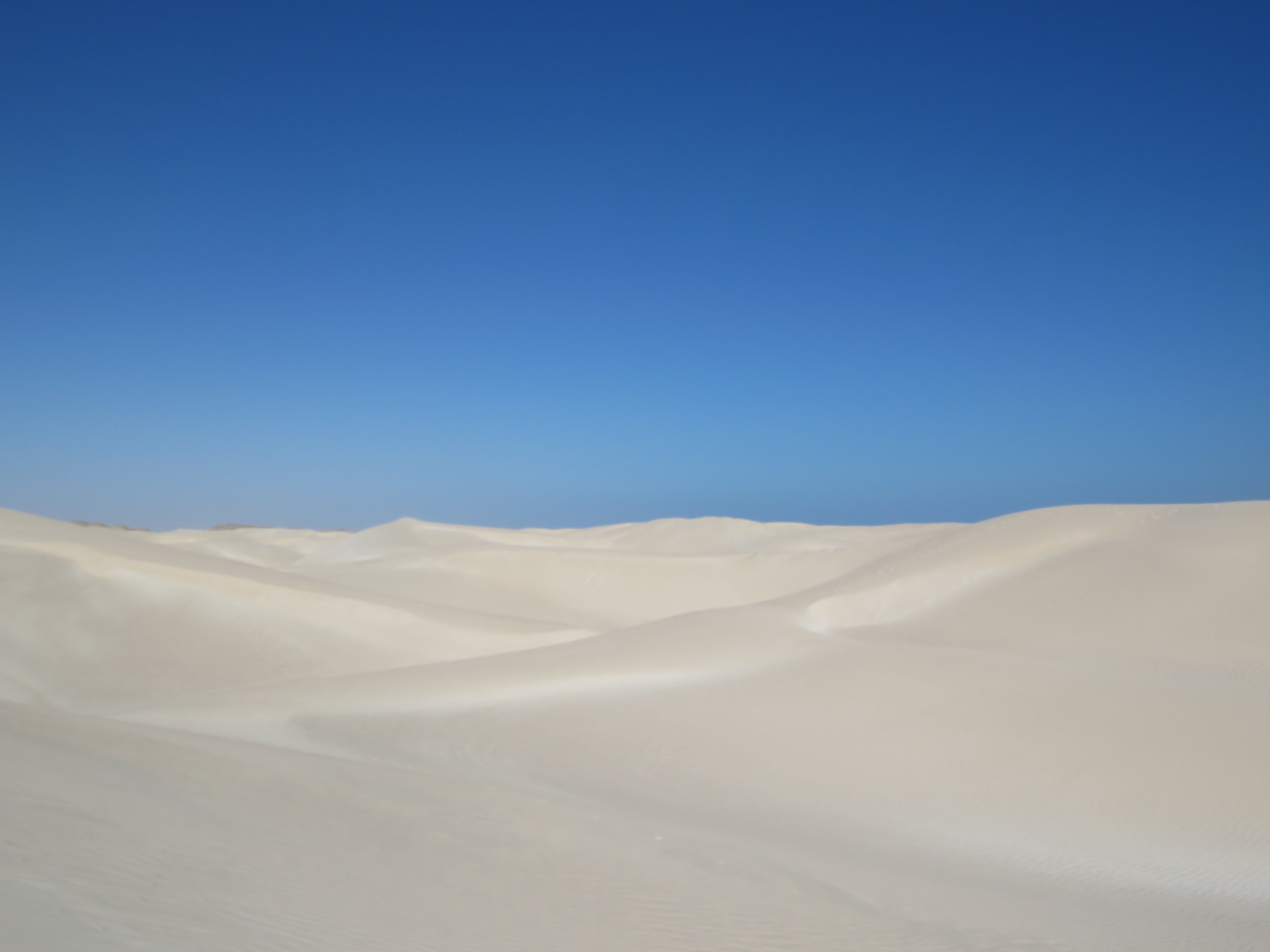 Dunes de sable blanc près de Lakabi 