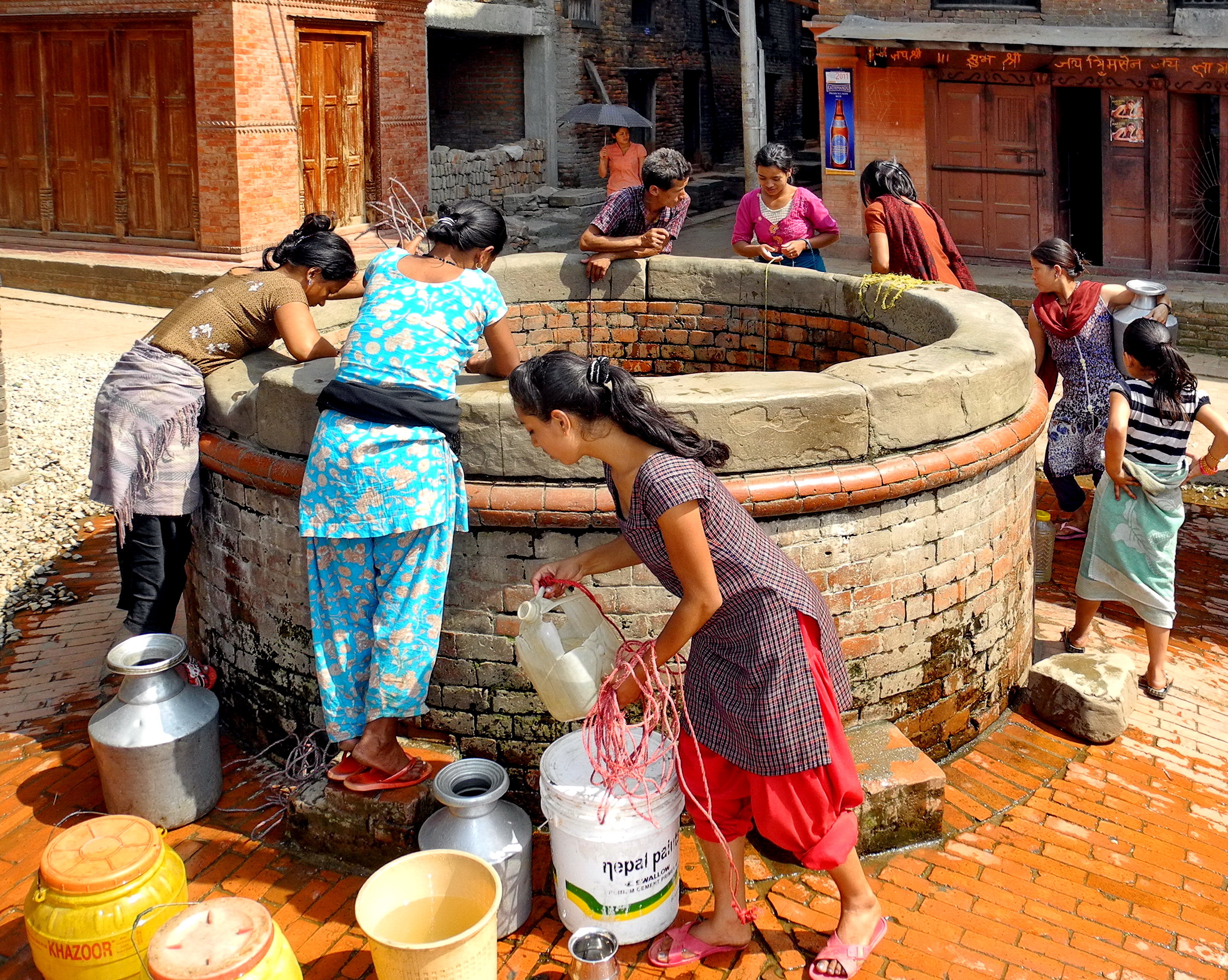 Corvée d'eau à Bhaktapur Corvée d'eau à Bhaktapur
