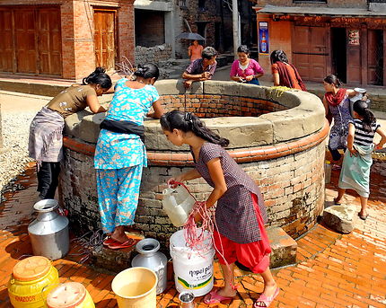Corvée d'eau à Bhaktapur