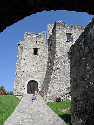 Entrée du château de Strecno Entrée du château de Strecno