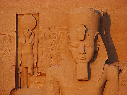 Le soleil salue Ramsès II