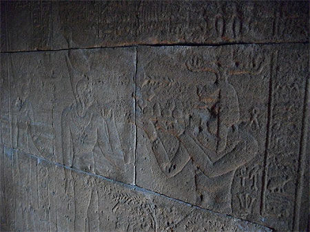 Un aperçu des hiéroglyphes du temple