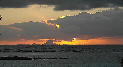 Coucher de soleil à Maupiti avec Bora à l'horizon